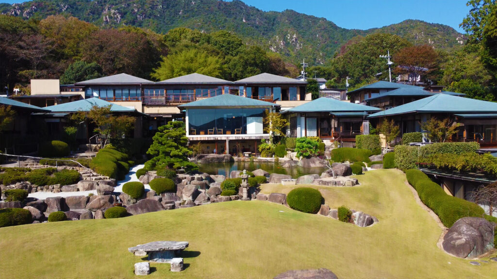 #49 厳島を望む魅惑の四阿(あずまや)